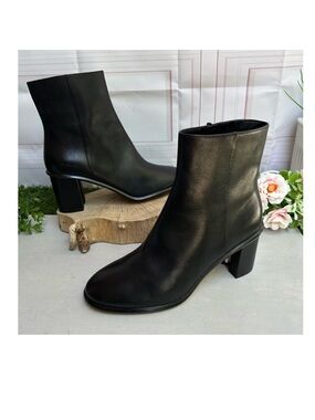 TORY BURCH
Brooke Stamped Heel Leather Bootie In Black women size 8 NEW